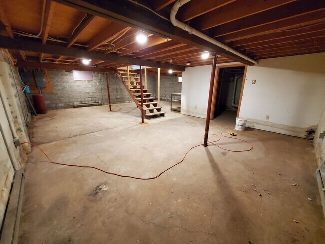 Building Photo - 2 Bedroom 1 Bathroom House For Rent