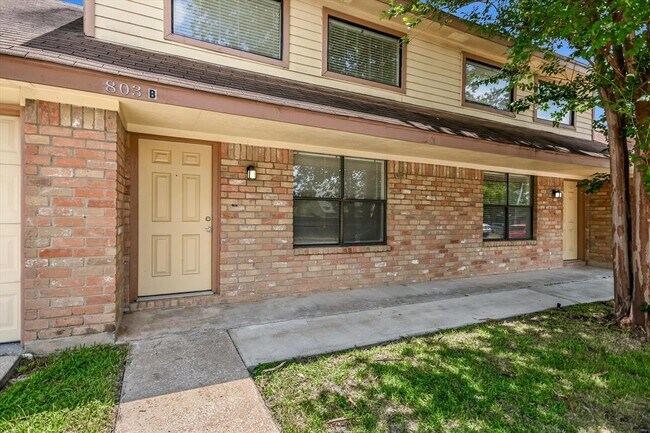 Building Photo - 803 Valley View Dr
