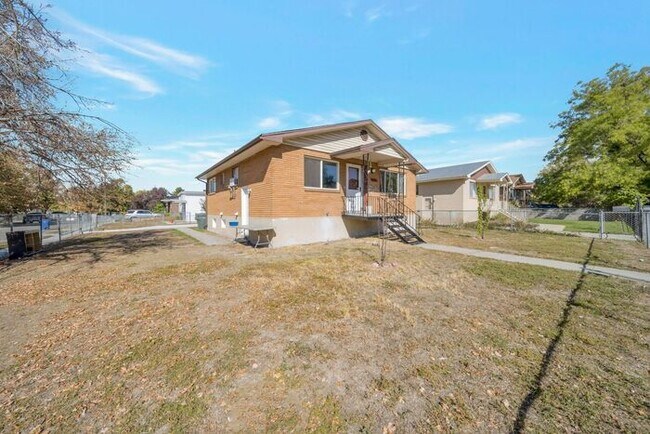 Foto del edificio - Remodeled Bungalow Style Home w/ Basement