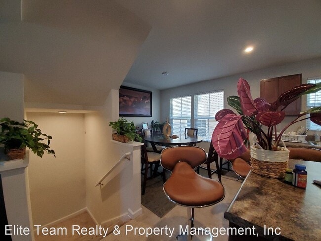 Building Photo - 3 br, 2.5 bath House - Jeffrey St 106