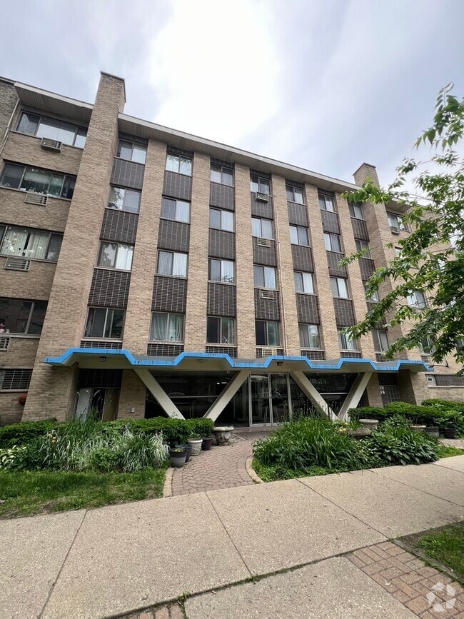 Building Photo - 6250 N Kenmore Ave
