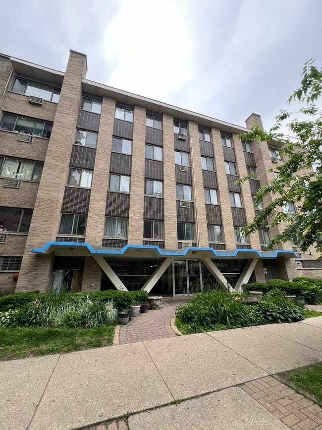 Building Photo - 6250 N Kenmore Ave