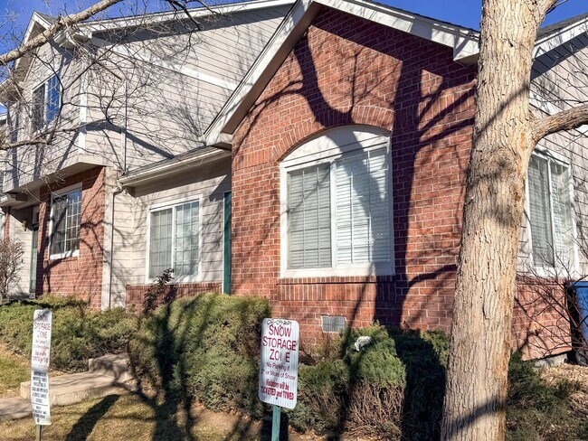 Foto del edificio - End-Unit Townhome in Littleton