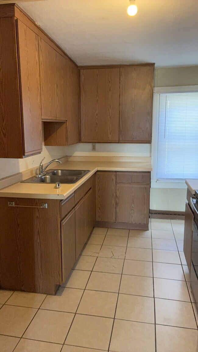 Foto del edificio - 3 Bed 1 Bath close to UWEC! Available June 1st