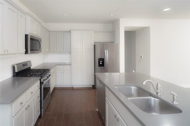 Foto del edificio - 13800 Lyndhurst St