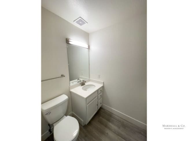 Building Photo - Contemp. 3BD/2.5 BA TOWNHOUSE W LRG ROOMS,...
