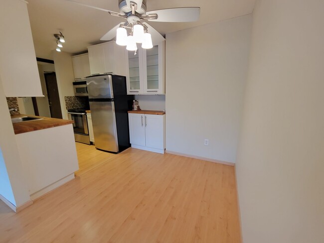 Foto del edificio - Newly Updated 1 Br/1 Ba Condo w/Hdwd Flrs,...