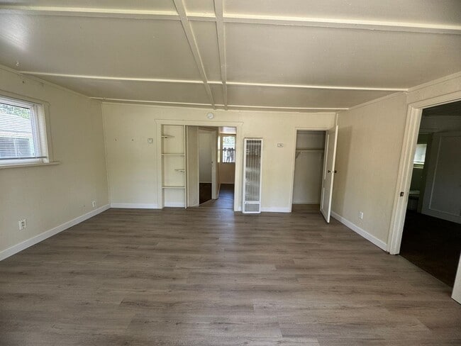 Building Photo - 2 Bedroom Home With A Spacious Yard