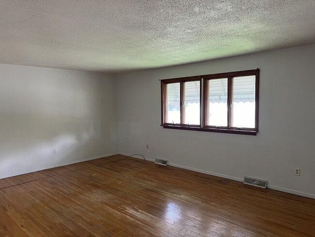 Spacious living room/dining area - 1401 Losson Rd