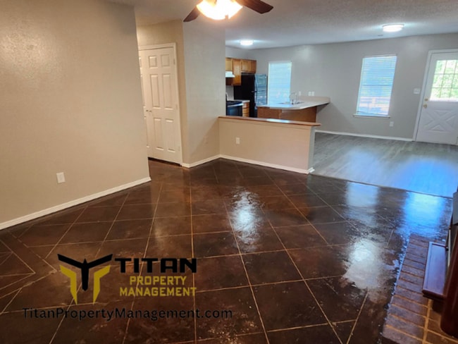 Building Photo - 3b/2b house