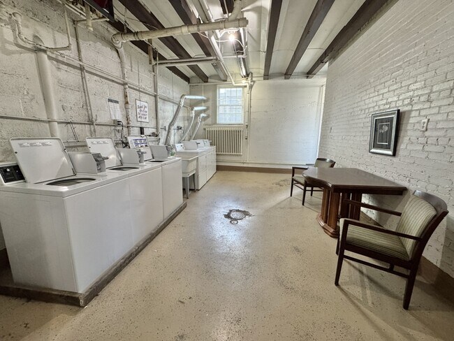 Building Photo - 425 S Monroe Ave