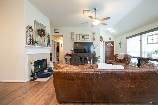 Foto del edificio - 2834 Falcon Knoll Ln