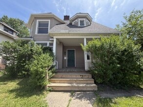 Building Photo - 1518 Woodland Ave NW