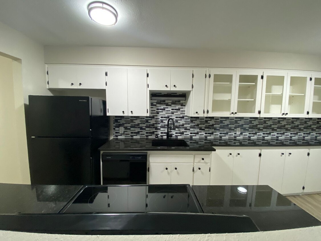 Primary Photo - Contemporary 2 Bedroom / 1.5 Bath in Charming Cliff-Cannon Suburb