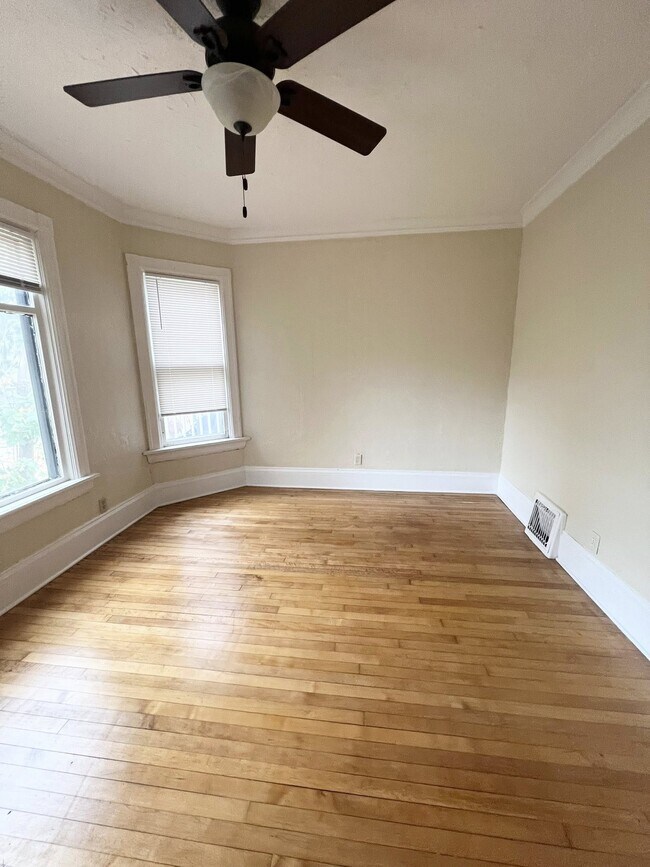 Foto del edificio - 3336 N Bartlett Ave