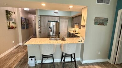 Building Photo - 3000 Oasis Grand Blvd