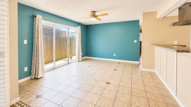 Building Photo - "Charming 2-Bedroom Duplex Oasis in Sacramento - Comfortable Living!