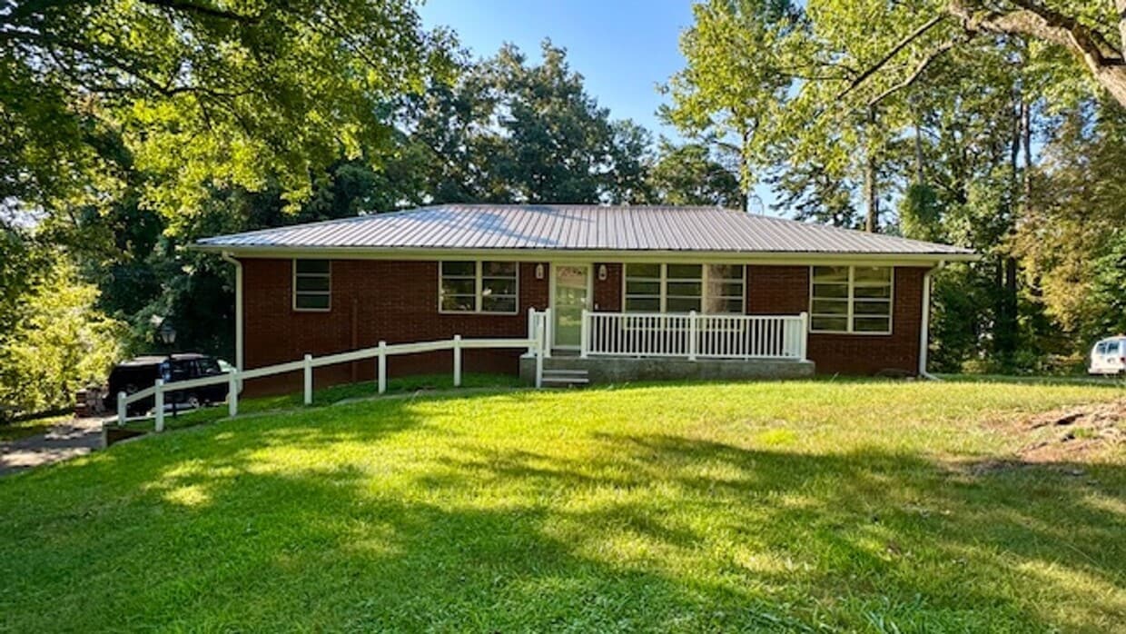 Foto principal - Knoxville 37914 - Updated 3 bedroom, 2 bat...