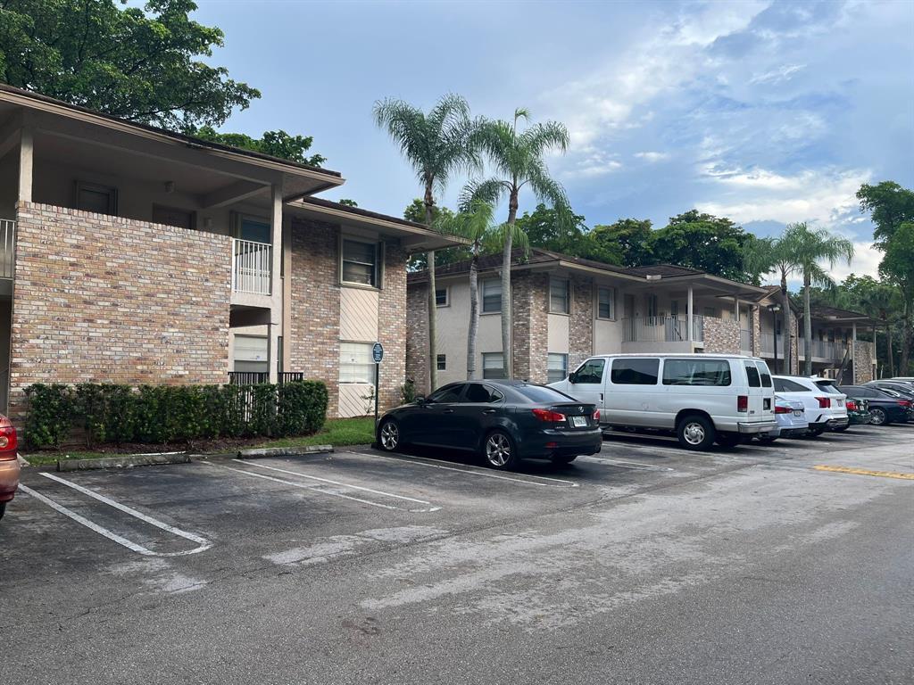 Foto principal - 8317 Royal Palm Blvd