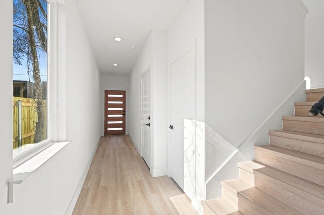 Building Photo - Modern 3BR House in Dallas (Look and Lease...