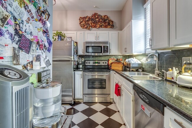 Building Photo - 1986 Eastend Dr