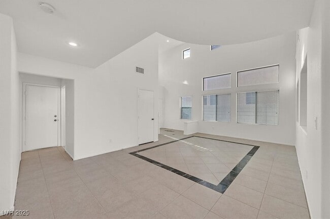 Building Photo - 5558 Cresent Valley St