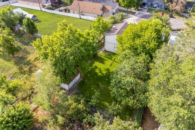 Vista aérea del patio trasero - 401 E Maxwell Ln