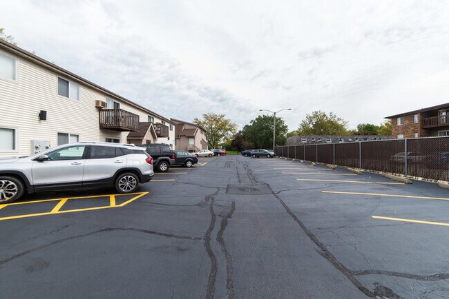 Building Photo - 820 Edgebrook Dr