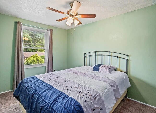 Foto del edificio - 5238 Elmwood Dr