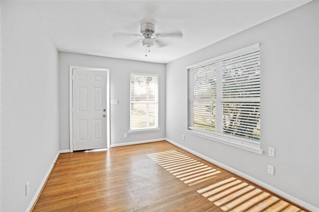 Building Photo - 819 S Oak St