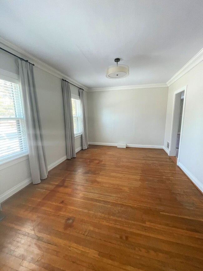 Foto del edificio - FOR RENT $2895 - Beautiful corner house ac...