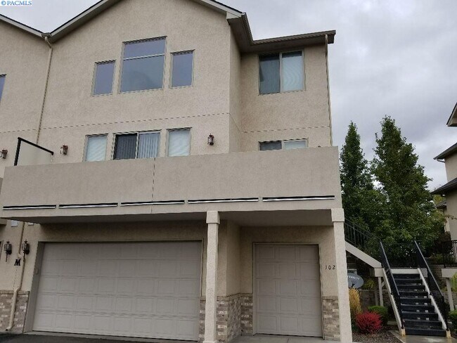 Building Photo - Steps away from Golf Course