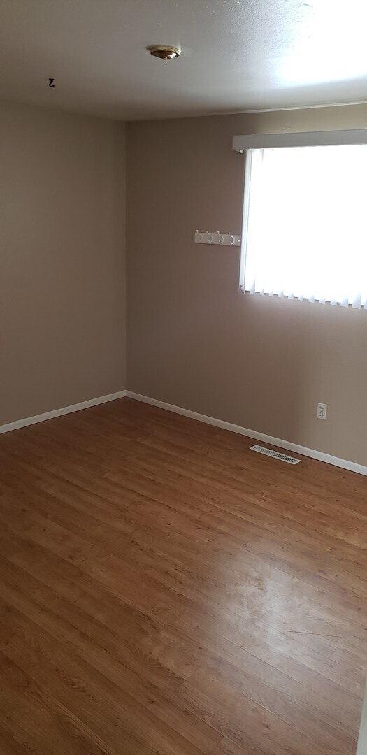 Foto del edificio - Move in ready 4 bedroom home For Rent on S...