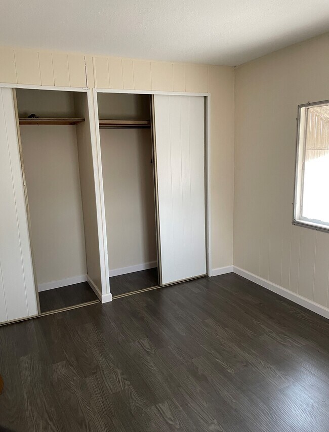 Building Photo - 201 E 5th St