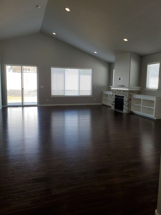 Foto del edificio - Immaculate Custom 3 bdrm Home for rent in the Montrose developement!