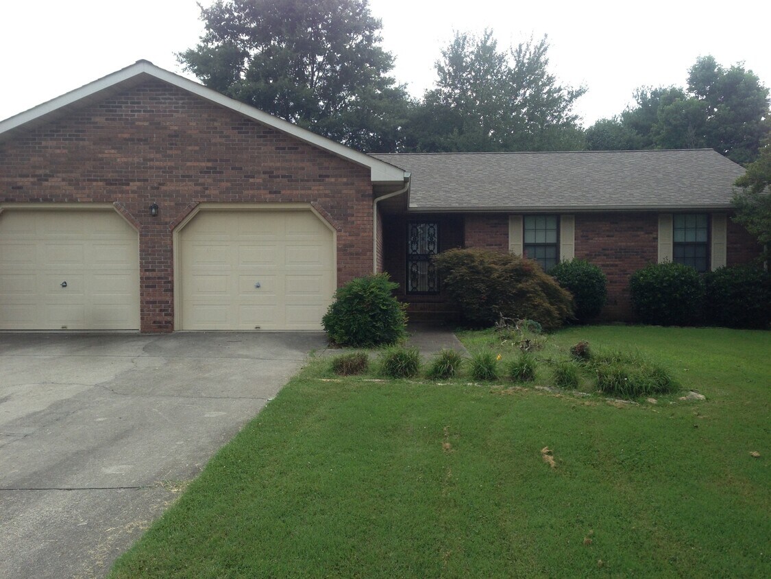 Primary Photo - City of Maryville, 3 bedroom, 2 car garage