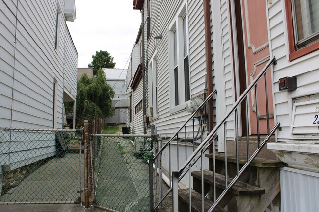 Foto del edificio - 230 W Broadway