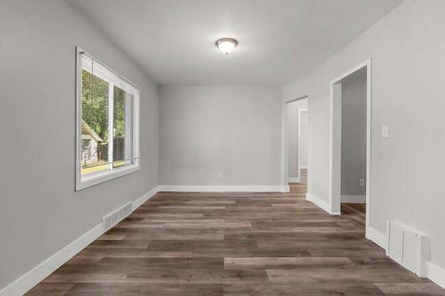 Building Photo - 12666 Cloverlawn Ave