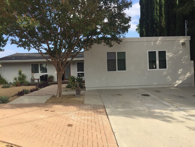 Building Photo - 7042 Semrad Rd