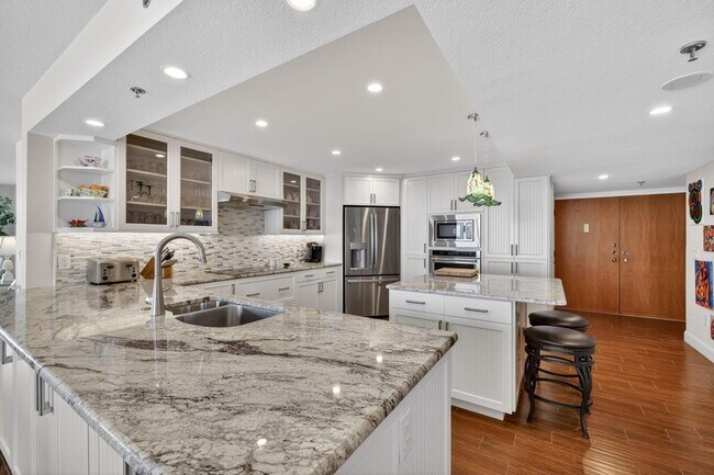 Building Photo - 9960 S Ocean Dr