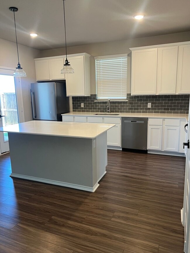 Building Photo - NEW 4 Bedroom in Joshua ISD. Move in special for the end of the year!