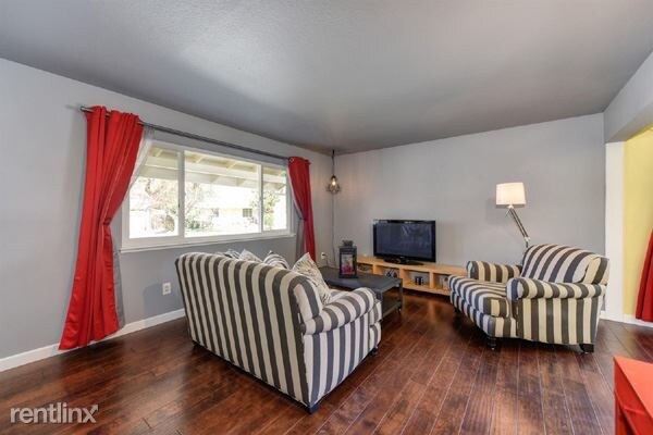 Building Photo - 2 br, 1.5 bath Townhome - 710 7th Avenue A