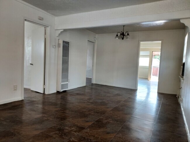 Foto del edificio - 1387 N D St
