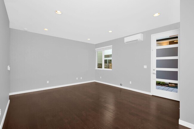 Building Photo - 3 Bedroom Modern Beacon Hill Townhouse - A...