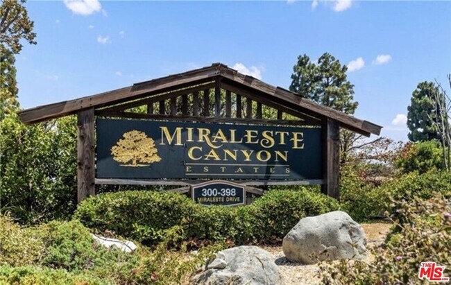 Foto del edificio - 394 Miraleste Dr