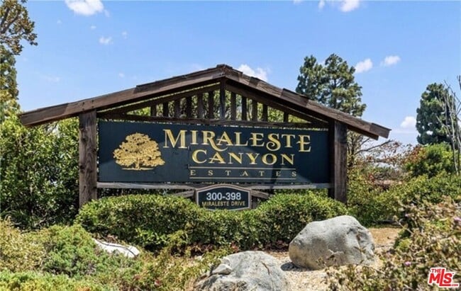 Building Photo - 394 Miraleste Dr