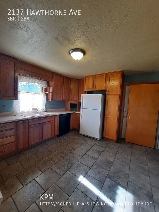 Building Photo - 3 BEDROOM | 2 BATH | GARAGE | FENCED YARD ...