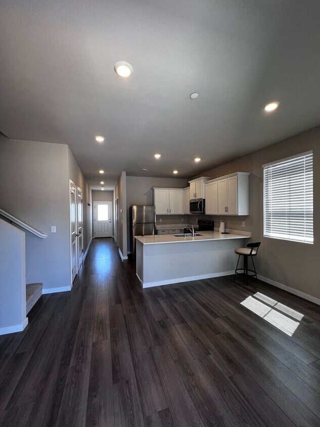 Foto principal - Spacious 4-Bedroom Townhome with Loft, Che...