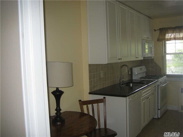 Foto del edificio - 402 Merrick Rd