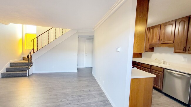 Foto del edificio - 2 bedroom, 1.5 bath townhome with 2 parkin...